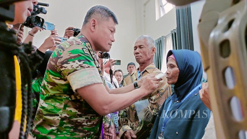 Pangdam IV/Diponegoro Mayjen TNI Widi Prasetijono bertremu dengan warga yang sudah berhasil menjalani operasi katarak di RST dr Soedjono Magelang, Jumat (18/8/2023).