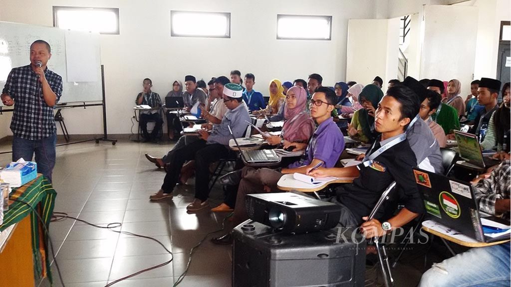 Ilustrasi. Para mahasiswa dan pelajar mengikuti Diklat Jurnalistik yang digelar Ikatan Pelajar Nahdlatul Ulama (IPNU) dan <i>Kompas</i> di Pesantren Ekonomi Darul Ukhwah di Kedoya, Jakarta Barat, 17-19 Februari lalu.