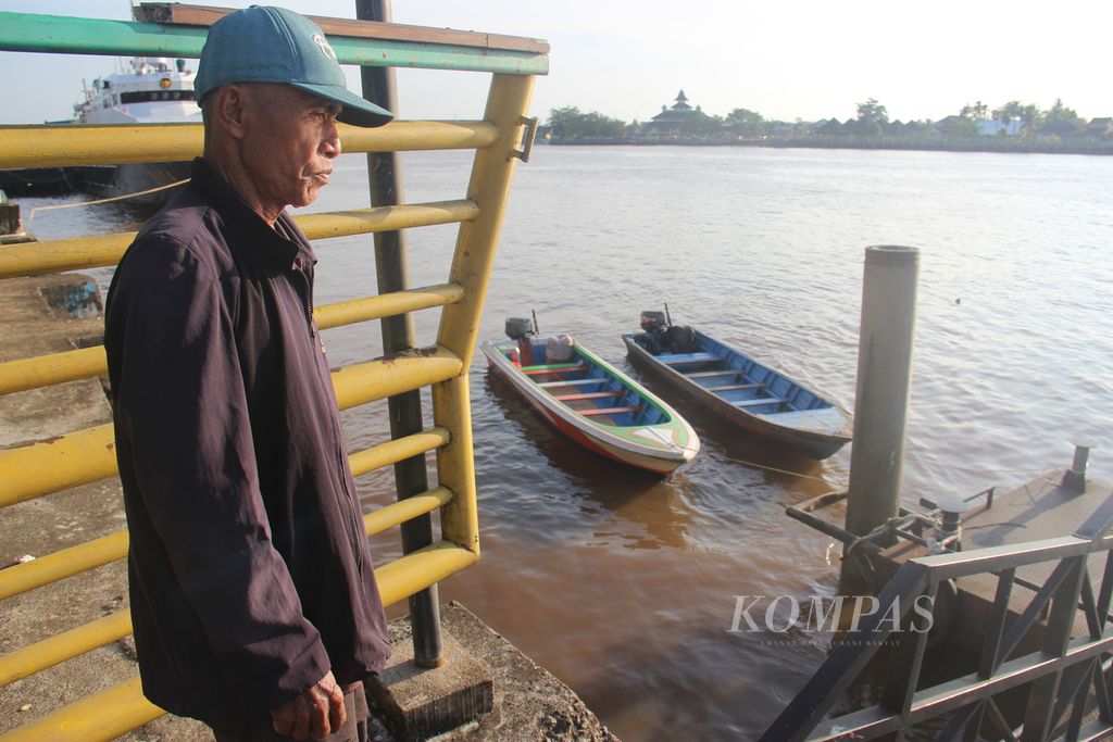 Pemilik perahu wisata di tepian Sungai Kapuas, Kota Pontianak, Kalimantan Barat, sedang menunggu penumpang, Minggu (14/7/2024).