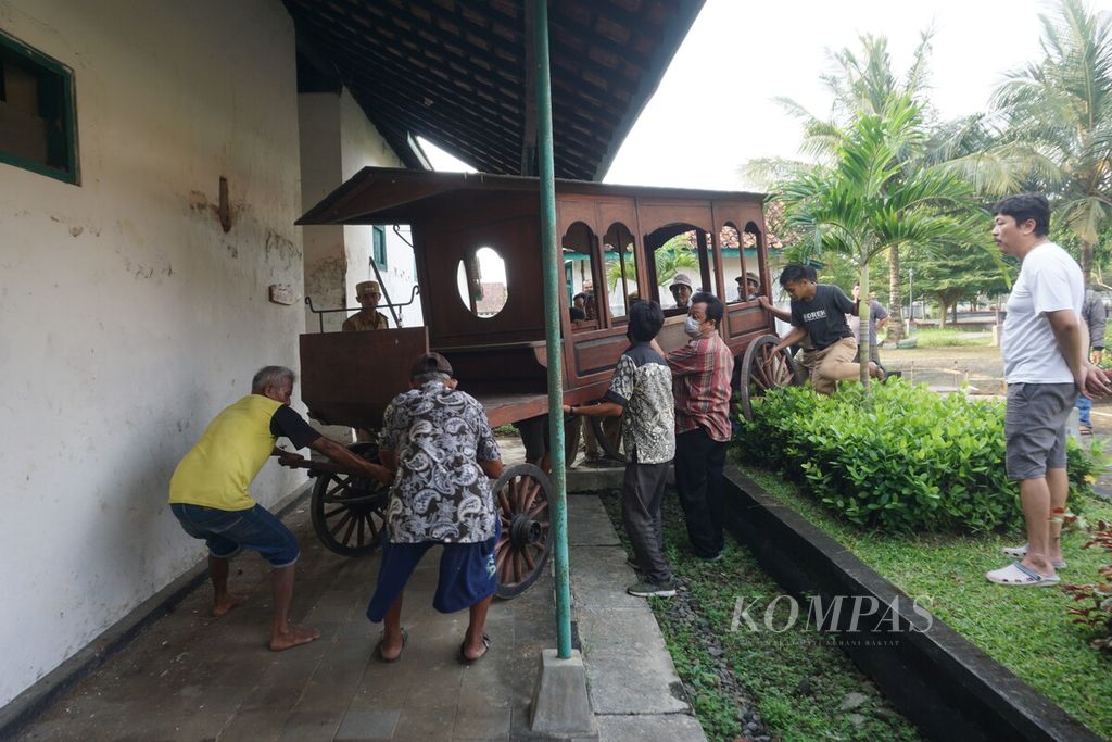 Warga bergotong royong mendorong kereta jenazah di Banyumas, Jawa Tengah, Senin (23/5/2022).