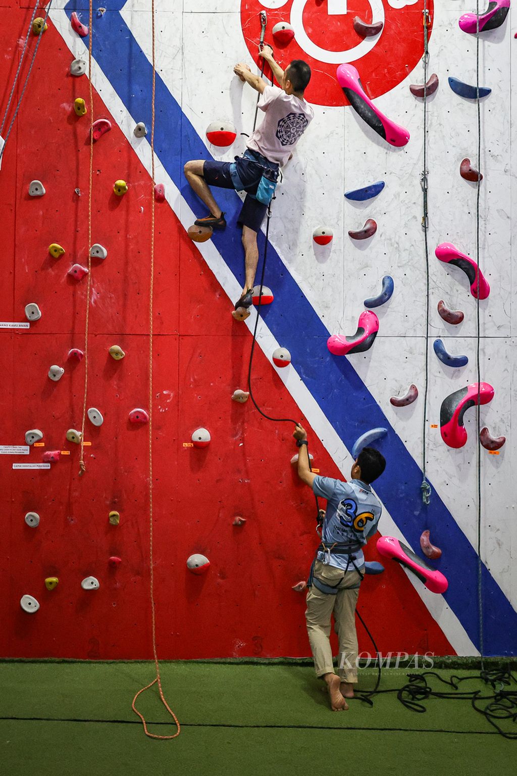 Pengunjung berlatih panjat dinding di Climb On Indoor Climbing Gym, Plaza Semanggi, Jakarta, Kamis (15/8/2024). Olahraga panjat dinding semakin populer di masyarakat sebagai hobi atau aktivitas mengisi waktu luang.