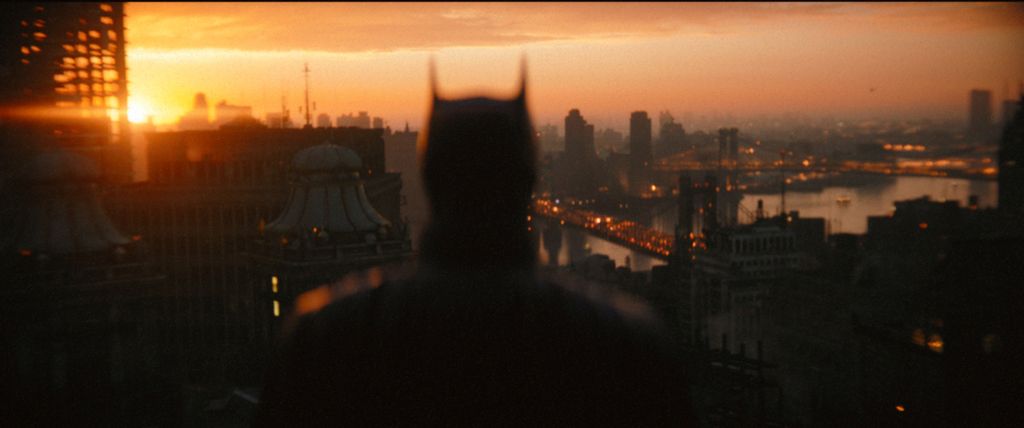 Batman memandang Kota Gotham dalam film <i>The Batman</i> (2022) garapan sutradara Matt Reeves dengan pemain antara lain Robert Pattinson (sebagai Bruce Wayne atau Batman), Zoë Kravitz (Selina Kyle atau Catwoman), Andy Serkis (Alfred), Jeffrey Wright (Letnan James Gordon), dan Paul Dano (The Riddler). 