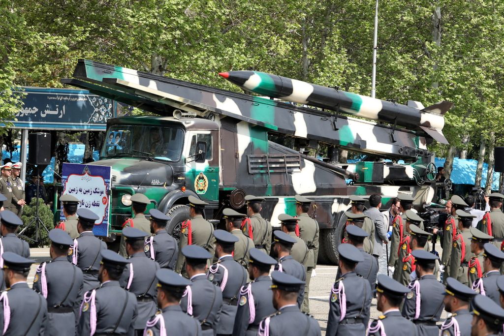Parade militer untuk memperingati Hari Angkatan Bersenjata Iran di Teheran, Iran, Rabu (17/4/2024). 