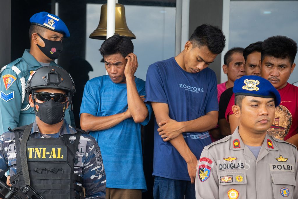 Sejumlah pekerja migran tanpa dokumen korban kecelakaan perahu dihadirkan di Markas Komando Pangkalan TNI AL Batam, Kepulauan Riau, Jumat (17/6/2022). Sebanyak 23 pekerja migran berhasil diselamatkan aparat, tujuh sisanya hilang.