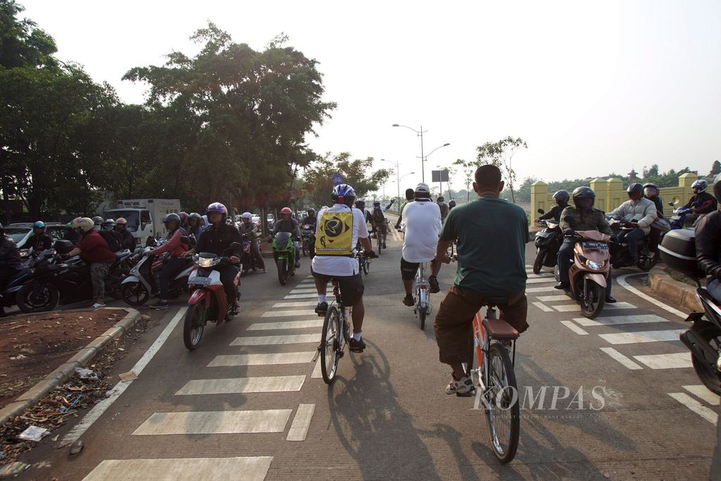 Pesepeda yang tergabung dalam Rombongan Bekasi (Robek) aksi damai dengan menyebut "Rebut Lajur Sepeda BKT" di jalur Kanal Banjir Timur, Jakarta Timur, Jumat (5/10). 