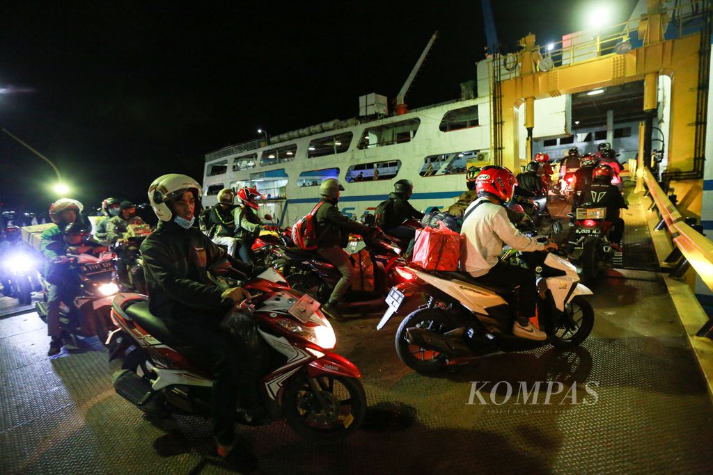 Pemudik yang menggunakan sepeda motor memasuki feri penyeberangan di Pelabuhan Merak, Cilegon, Banten, Kamis (28/4/2022) malam. Sebanyak 6 dermaga di Pelabuhan Merak difungsikan untuk melayani penyeberangan kendaraan pemudik.