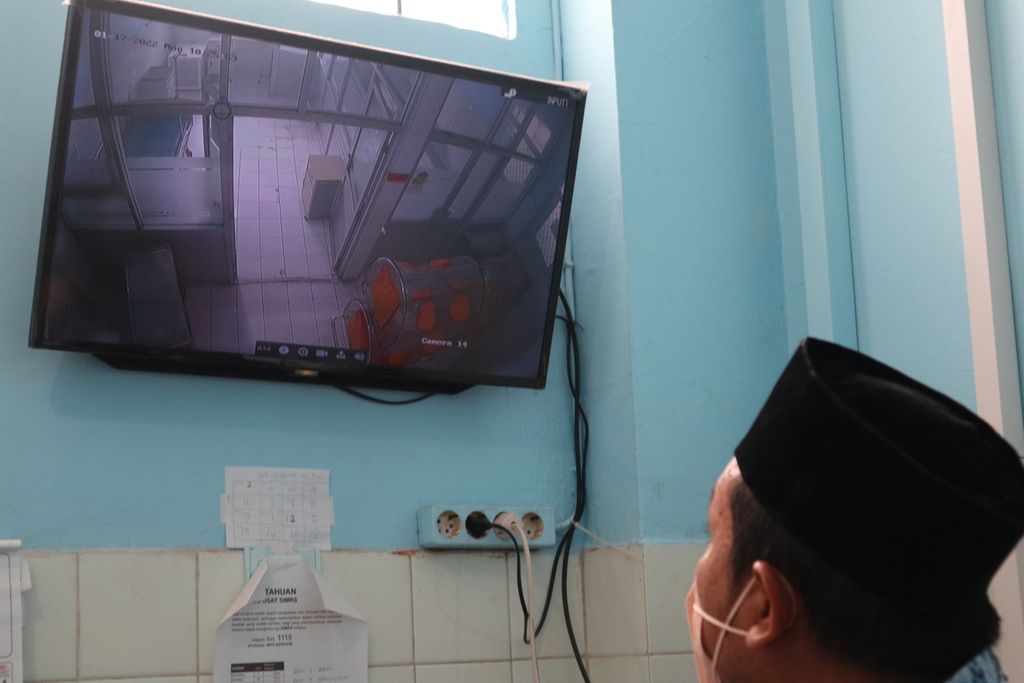 Petugas menunjukkan kamar isolasi melalui kamera pengintai di Gedung Teratai di Rumah Sakit Daerah Gunung Jati, Kota Cirebon, Jawa Barat, yang disiapkan menjadi ruangan isolasi Covid-19, Senin (17/1/2022). RSD Gunung Jati menyiapkan 216 tempat tidur isolasi untuk pasien Covid-19.
