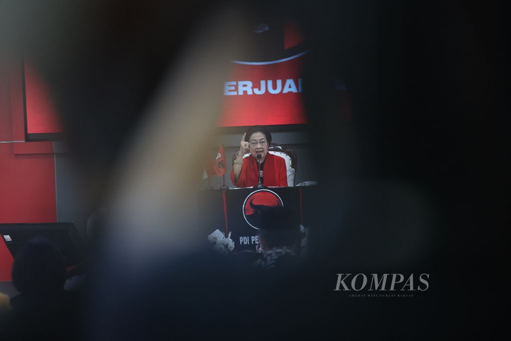 Ketua Umum Partai Demokrasi Indonesia Perjuangan (PDI-P) Megawati Soekarnoputri memberikan pidato politiknya saat peringatan hari ulang tahun ke-51 PDI P di Lenteng Agung, Jakarta, Rabu (10/1/2024). Untuk pertama kalinya perayaan ulang tahun PDI-P tidak dihadiri Presiden Joko Widodo.