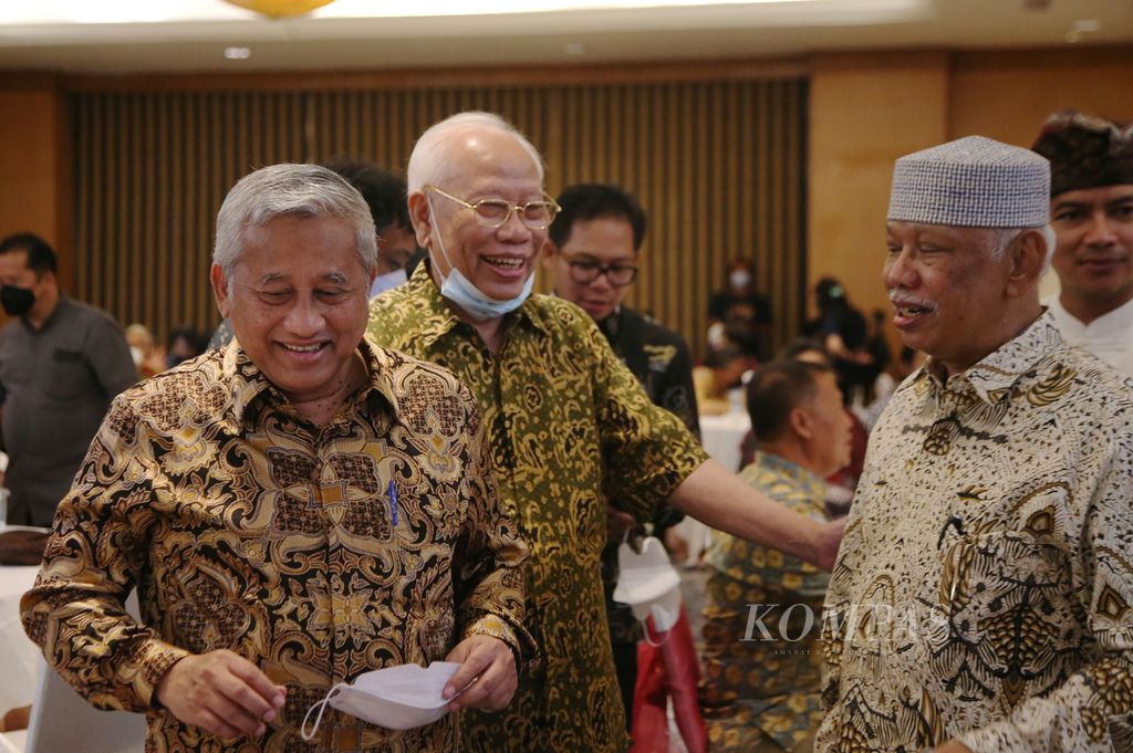 Ketua Dewan Pers periode 2022-2025 Azyumardi Azra (kanan) bersama mantan Ketua Dewan Pers Bagir Manan (tengah) dan Mohammad Nuh saat acara serah terima jabatan anggota dewan pers periode 2022-2025 di Jakarta, 18 Mei 2022. 