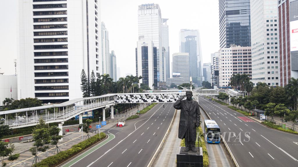 Foto udara suasana jalan protokol Jenderal Sudirman, Jakarta, lengang dari kendaraan bermotor yang melintas ketika penularan pandemi Covid-19 meluas, Sabtu (28/3/2020). 