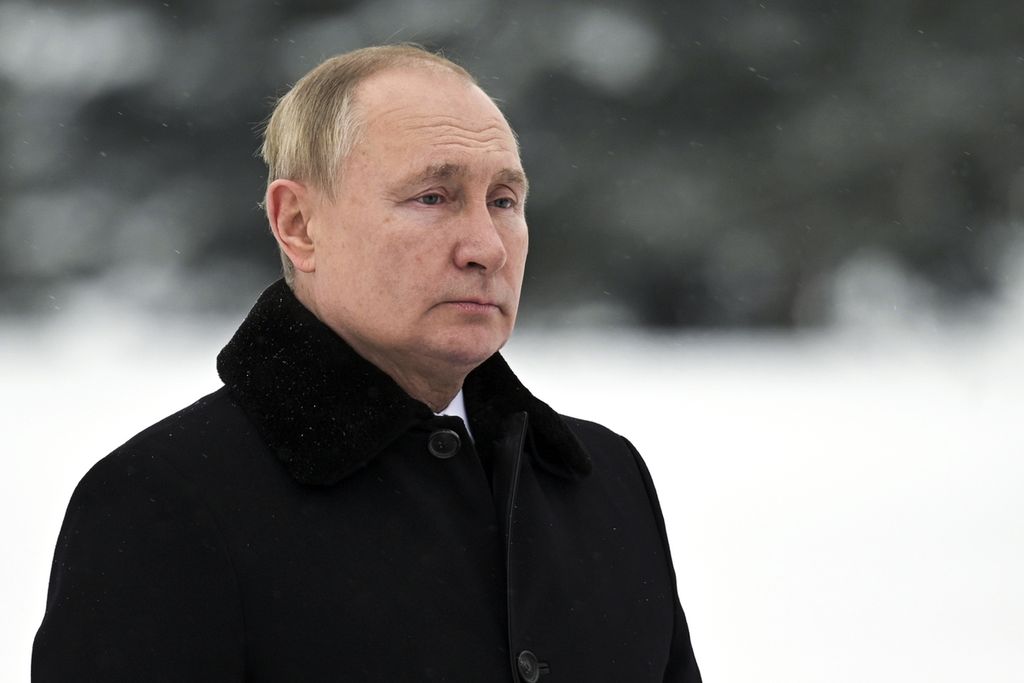 Presiden Rusia Vladimir Putin berziarah ke pemakaman Piskaryovskoye di St Petersburg, Rusia, Kamis (27/1/2022). Kepada Presiden Perancis Emmanuel Macron, Putin mengatakan, pintu dialog masih terbuka. 