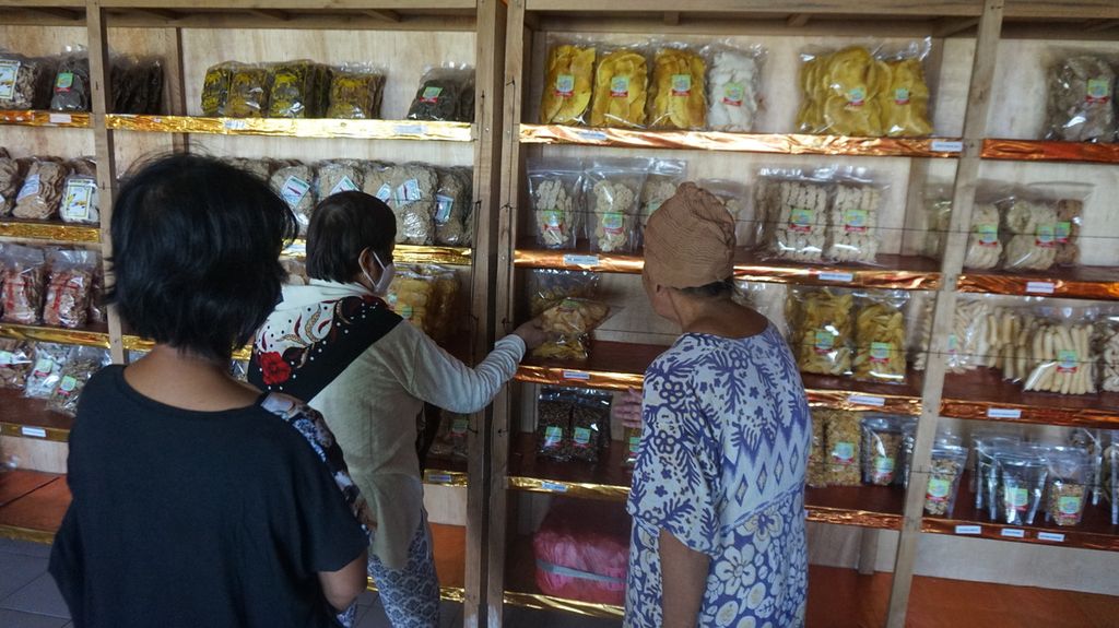 Penjualan pangan bahari atau produk olahan laut di Depot Hijau, Pamekasan, Pulau Madura, Jawa Timur, Senin (20/6/2022). 