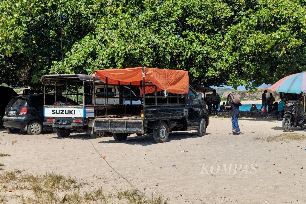 Despite the prohibition, residents still use open vehicles when vacationing in the Tanjung Aan Beach area, Pujut, Central Lombok, West Nusa Tenggara, on Thursday (23/5/2024) afternoon.