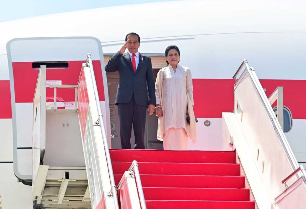 Presiden Joko Widodo, Ibu Negara, dan delegasi terbatas sesaat sebelum bertolak menuju Jerman dari Bandara Internasional Soekarno-Hatta, Tangerang, Banten, Sabtu (15/4/2023).