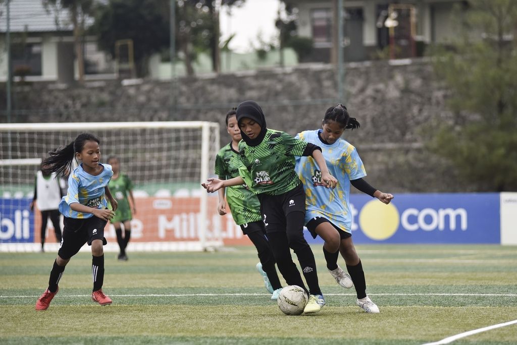 Pemain SDN Cipulir 03, Annisah Herliman, menguasai bola dalam laga final U-12 MilkLife Soccer Challenge Seri 1 Jakarta di Kingkong Soccer Arena, Cijantung, Jakarta, Selasa (28/5/2024). Annisah merupakan pencetak gol terbanyak turnamen dengan total 17 gol.