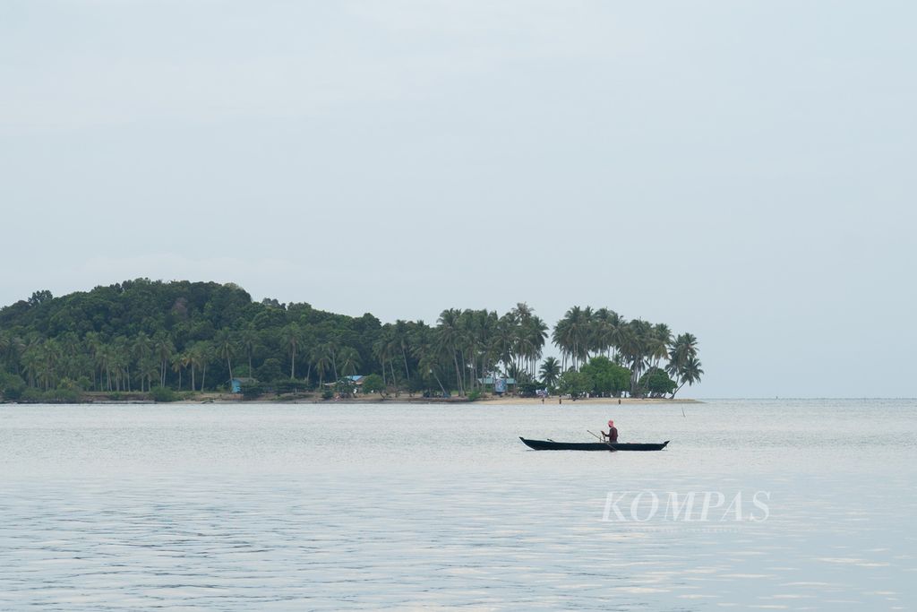 Seorang nelayan tradisional menangkap ikan di dekat Pulau Karas Kecil, Kecamatan Galang, Kota Batam, Kepulauan Riau, Sabtu (1/10/2022). Di Kepri yang terdiri dari 2.408 pulau, nelayan menjadi salah satu profesi utama warga.