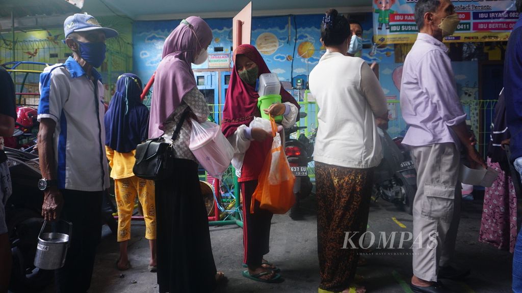 Warga mengantre untuk mendapatkan bubur banjar samin, di Masjid Darussalam, Kota Surakarta, Jawa Tengah, Selasa (5/4/2022). Tradisi berbagi bubur takjil itu berlangsung dari tahun ke tahun sejak 1985. Sempat terhenti dua tahun akibat pandemi Covid-19, tradisi itu digelar lagi tahun ini.