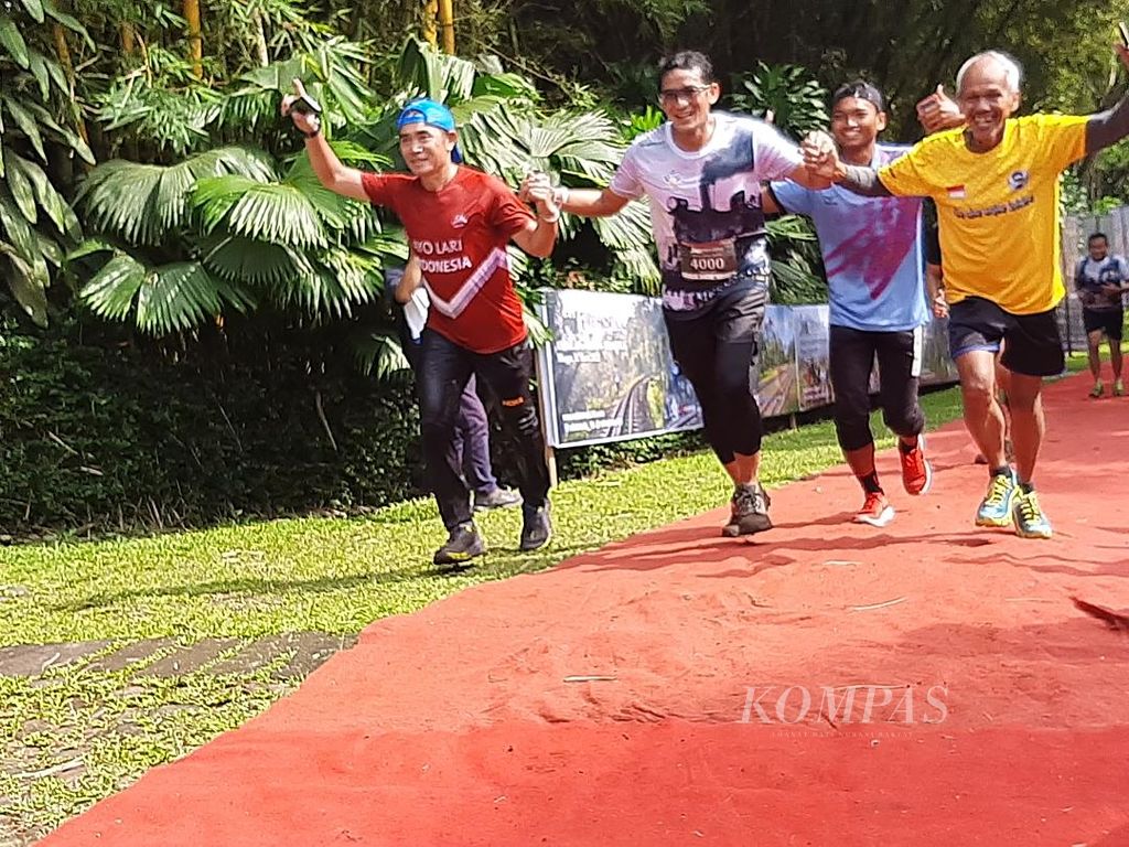 Menteri Pariwisata dan Ekonomi Kreatif Sandiaga S Uno (kedua dari kiri) berlari menuju garis finis dalam ajang lari MesaStila Rails To Trails yang digelar pada Minggu (13/3/2022).