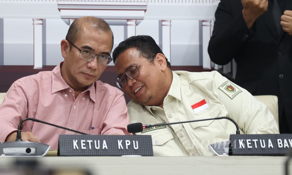 Ketua Komisi Pemilihan Umum (KPU) Hasyim Asy'ari bersama Ketua Badan Pengawas Pemilihan Umum Rahmat Bagja melakukan konferensi pers di Gedung KPU, Jakarta, Kamis (15/2/2024). 