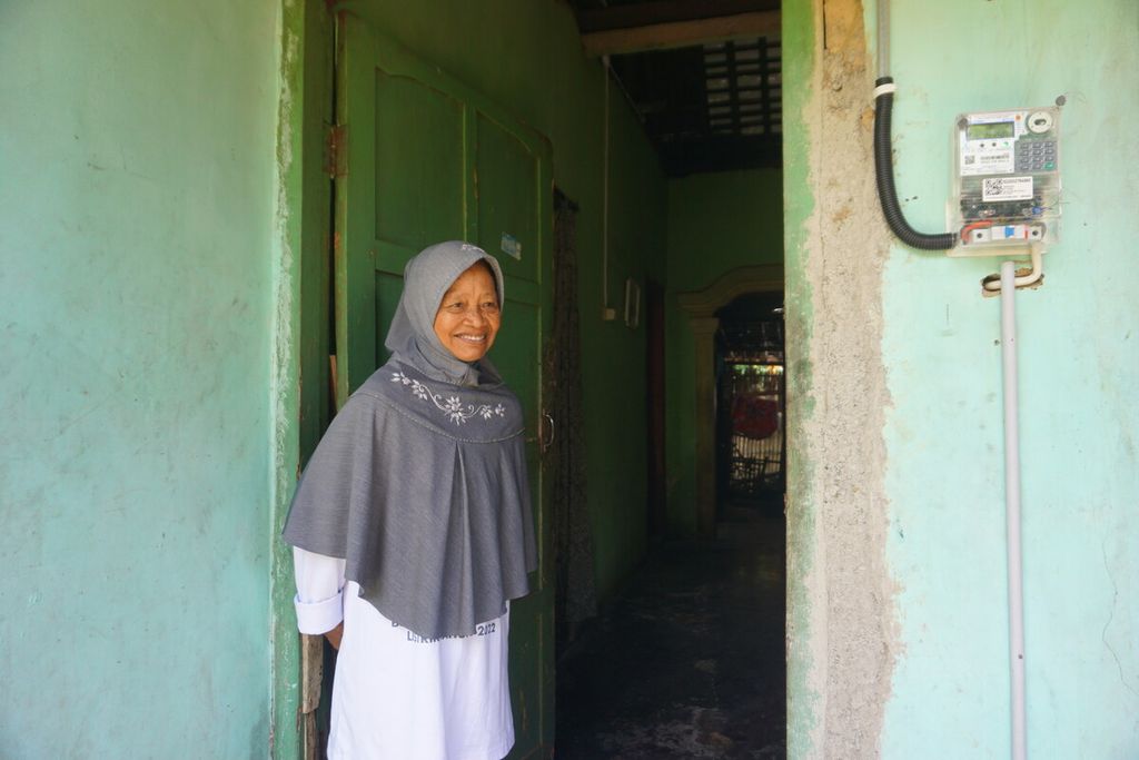 Markini (62) tersenyum melihat jaringan listrik baru di rumahnya di Desa Bumisari, Purbalingga, Jawa Tengah, Senin (31/10/2022). Markini adalah salah satu warga penerima Program Bantuan Pasang Baru Listrik (BPBL) 2022. Pada 2022 ini ditargetkan ada 80.000 rumah tangga tidak mampu yang jadi sasaran penerima bantuan program ini.