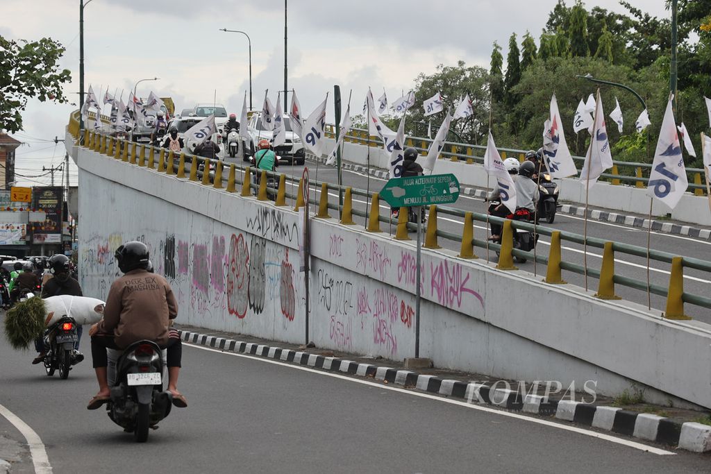 Selain menjadi sampah visual, alat peraga kampanye yang dipasang di pagar Jembatan Lempuyangan, Yogyakarta, juga melanggar aturan dan dapat membahayakan pengguna jalan. 