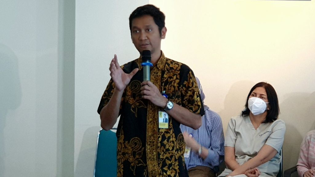 Dicky Levenus Tahapary, dokter spesialis penyakit dalam RSCM, saat menjelaskan kondisi terkini pasien obesitas, Muhammad Fajri, di Ruang Direksi, Gedung Kiara, RSCM, Jakarta Pusat, Rabu (14/6/2023).