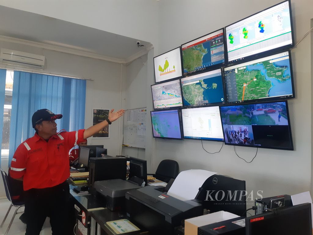 Panji Bintoro, Kepala Operasi Pengendalian Api APP Sinar Mas Region Ogan Komering Ilir, menjelaskan kondisi ruang situasi, Senin (6/2/2023). Di ruang ini, petugas memantau potensi titik panas atau titik api yang ada di kawasan konsesi seluas 574.000 hektar.
