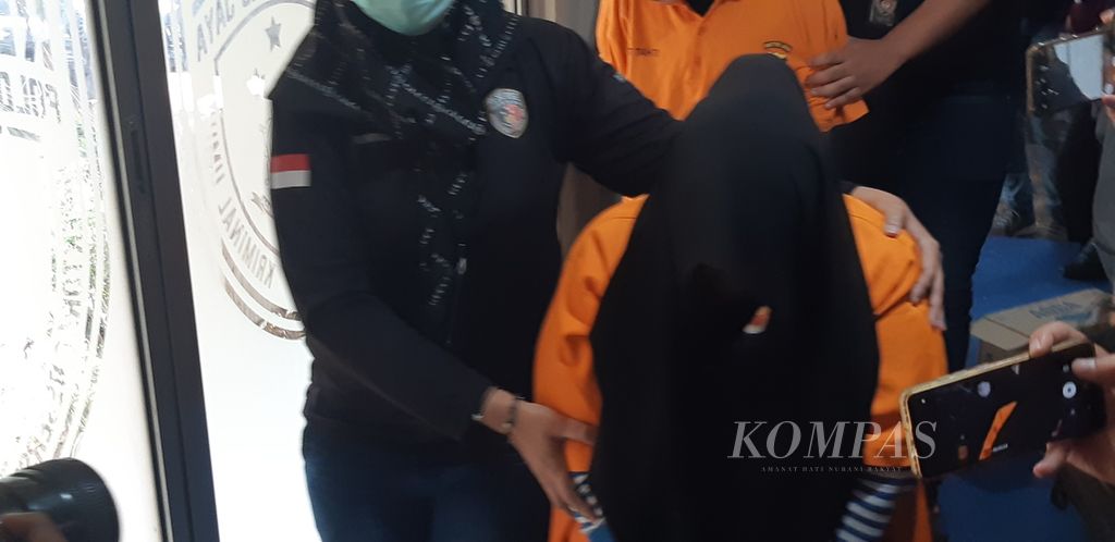 EMT (44), tersangka muncikari kasus eksploitasi seksual anak, dihadirkan di Markas Polda Metro Jaya, Jakarta, September 2022.
