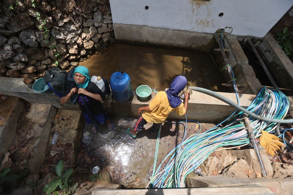Warga mengambil air dari mata air di Dusun Kalidadap, Desa Selopamioro, Imogiri, Bantul, DI Yogyakarta, Selasa (31/10/2023). Musim kemarau yang lebih panjang dari tahun sebelumnya membuat jumlah kecamatan di Bantul yang membutuhkan bantuan air bersih akibat kekeringan.