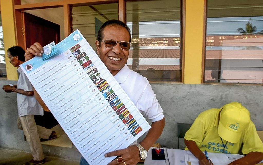 Mantan Presiden Timor-Leste, Taur Matan Ruak, memperlihatkan kertas suara yang digunakan dalam pemilu legislatif di Dili, Timor-Leste (22/7/2018).