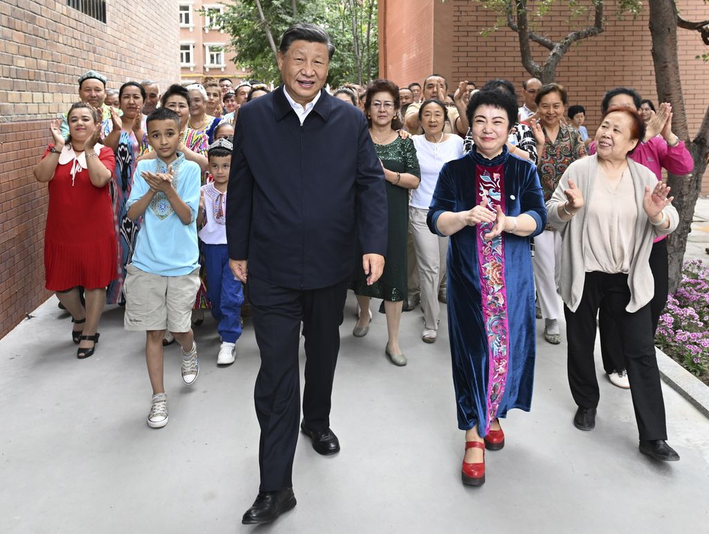 Presiden China Xi Jinping (tengah) mengunjungi komunitas Guyuanxiang di Distrik Tianshan, Wilayah Otonomi Uighur Xinjiang, China barat laut, 13 Juli 2022. 