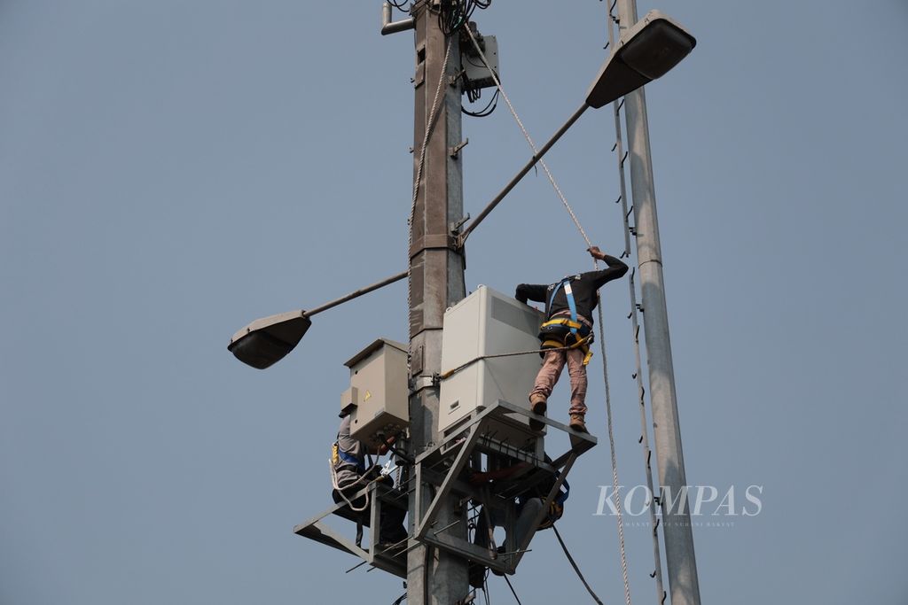 Technicians carry out internet network maintenance at a cellular operator's base transceiver station in the Pejompongan area, Jakarta, Wednesday (11/10/2023).