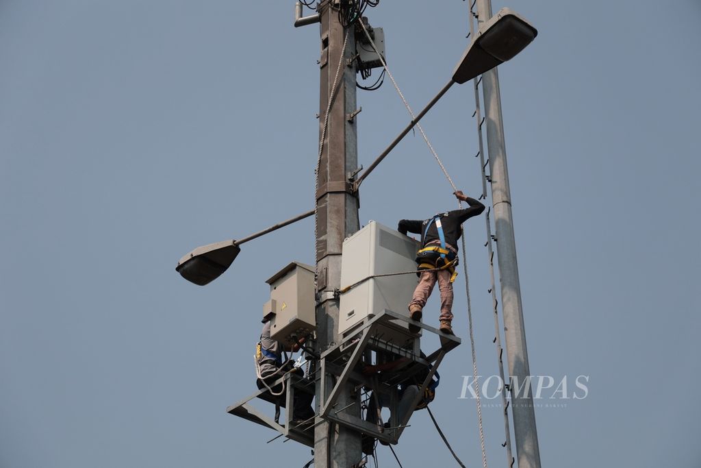 Teknisi melakukan perawatan jaringan internet pada <i>base transceiver station</i> operator seluler di kawasan Pejompongan, Jakarta, Rabu (11/10/2023). 