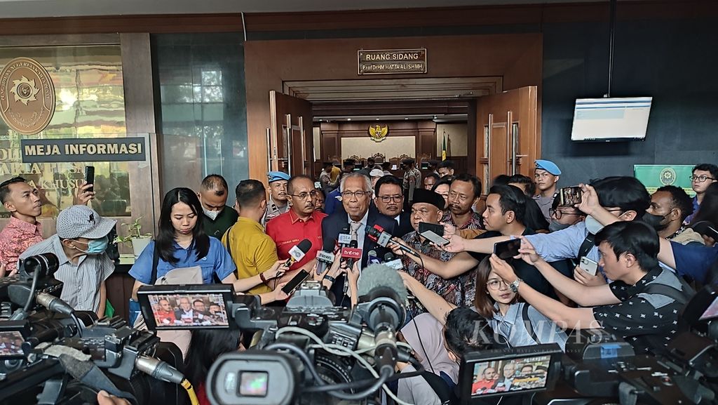 Kuasa hukum Lukas Enembe, yakni OC Kaligis dan Petrus Bala Pattyona, seusai sidang putusan Lukas Enembe, Kamis (19/10/2023), di Pengadilan Tipikor Jakarta. 