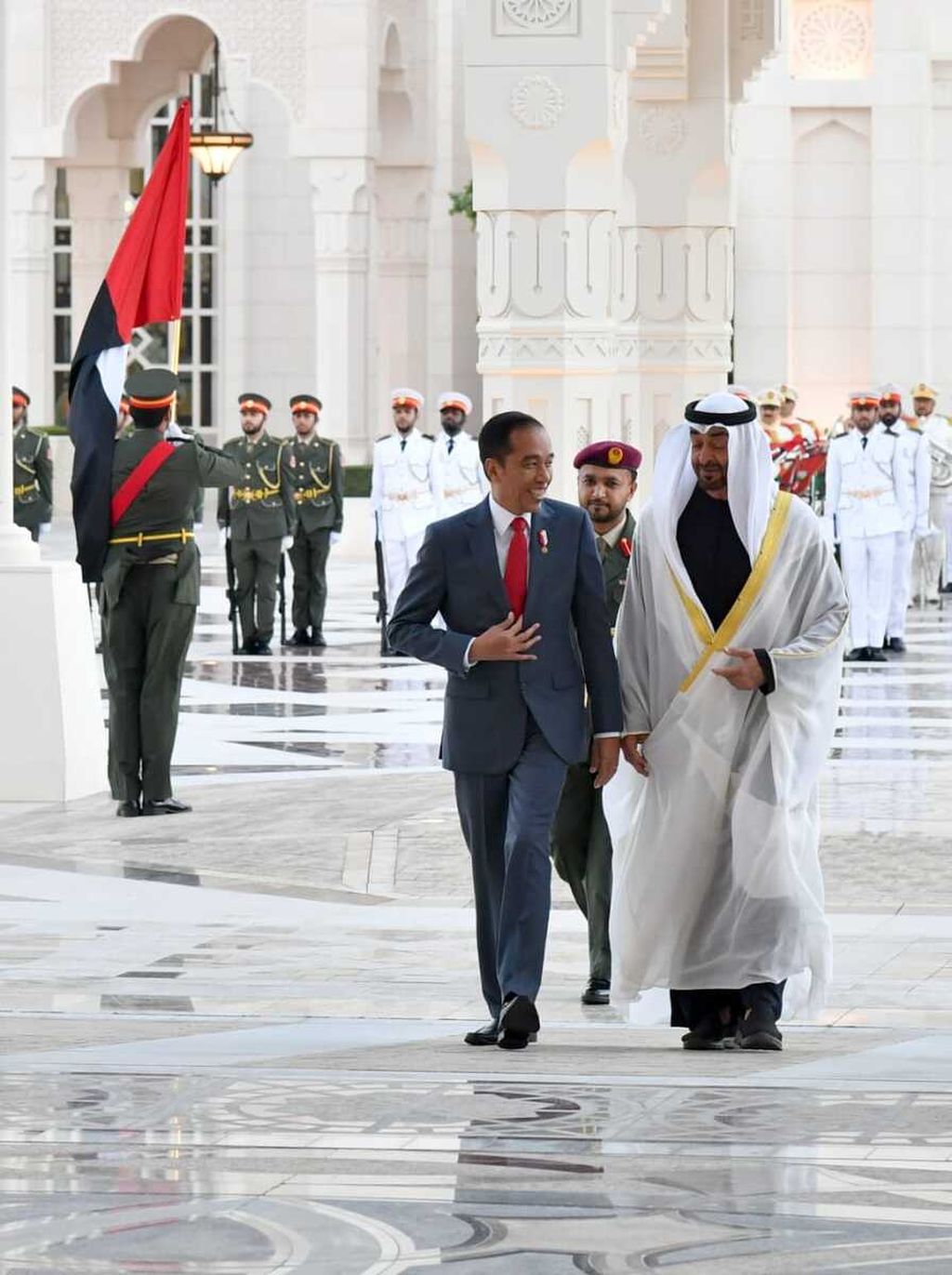 Presiden Joko Widodo melakukan kunjungan kenegaraan ke Putra Mahkota Abu Dhabi Sheikh Mohamed bin Zayyed al-Nahyan di Istana Kepresidenan Qasr al-Watan, Abu Dhabi, UEA, Minggu (12/1/2020) petang hingga malam waktu setempat. Selain kerja sama investasi dan bidang lain, keduanya sempat menyinggung situasi terkini di kawasan Timur Tengah.
