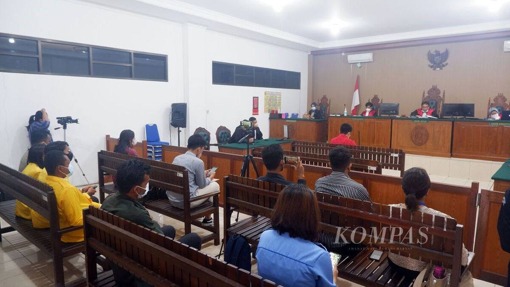 Sidang putusan kasus dugaan korupsi Kepala Desa Kinipan Willem Hengki digelar terbuka untuk umum di Pengadilan Tindak Pidana Korupsi Palangkaraya, Kalimantan Tengah, Rabu (15/6/2022). 