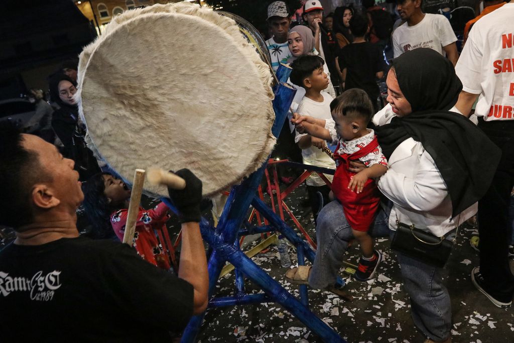 Residents beat drums during takbiran night on Jalan Tambak, Menteng, Central Jakarta, Friday (21/4/2023).