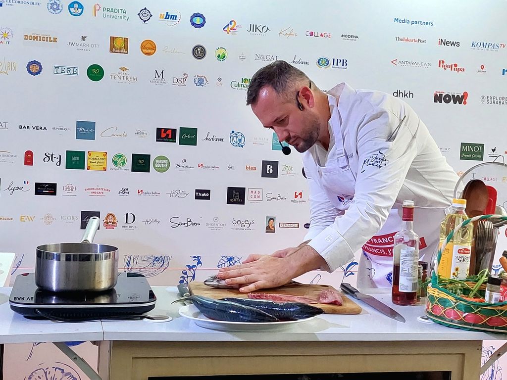 Chef David Gallienne menunjukkan keahliannya memotong ikan dalam demo masak di Festival Gastronomi Perancis di Institut Fran&ccedil;ais Indon&eacute;sie, Jakarta, Selasa (1/10/2024).