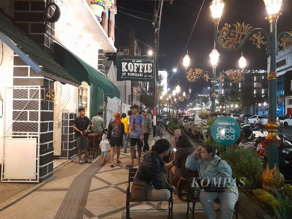 A number of young people enjoying the night in the Kayutangan Corridor, Malang City, East Java, Sunday (9/4/2023). This area is now visited by many visitors, especially young people who want to hang out while enjoying the atmosphere.