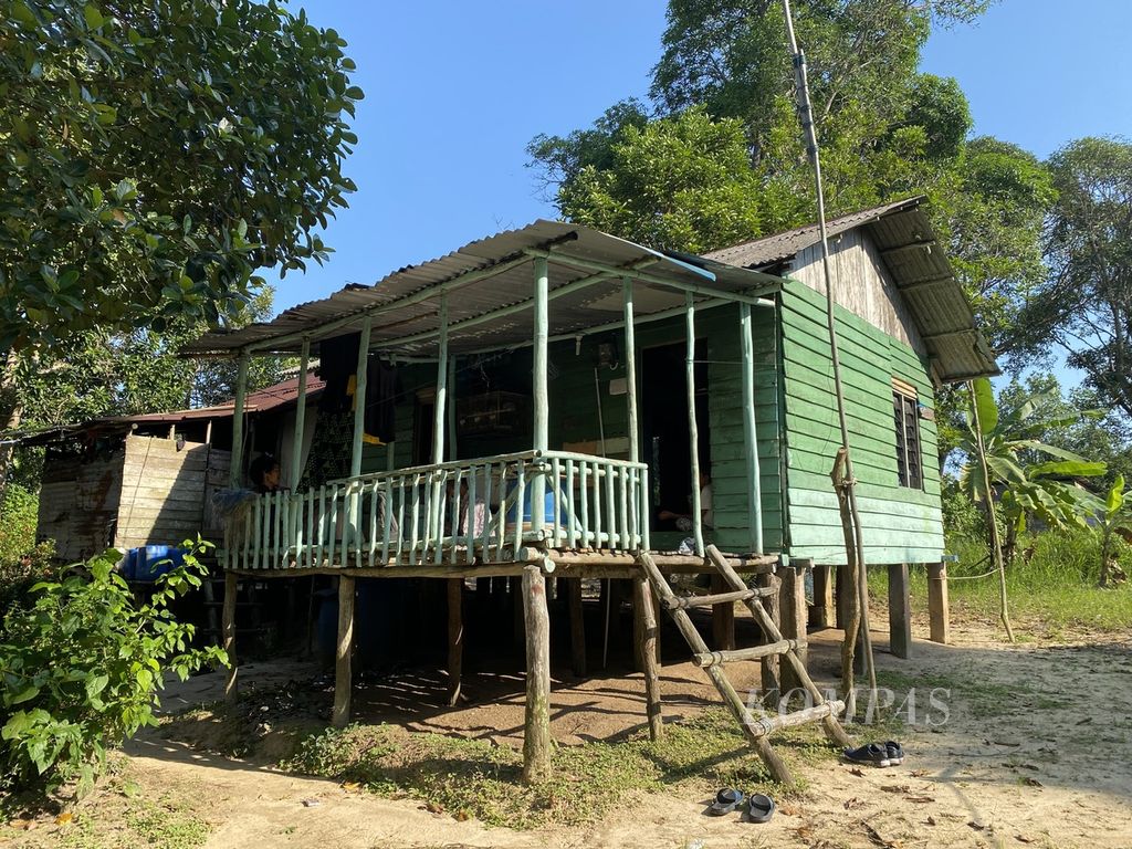 Rumah milik Ramli di Kampung Pasir Panjang, Kecamatan Galang, di Pulau Rempang difoto pada Rabu (27/92023). Ramli belum bersedia pindah dari kampung. Lahan kampung Ramli menjadi sasaran untuk pembangunan pabrik dalam investasi Xinyi Group, sebuah perusahaan dari China.