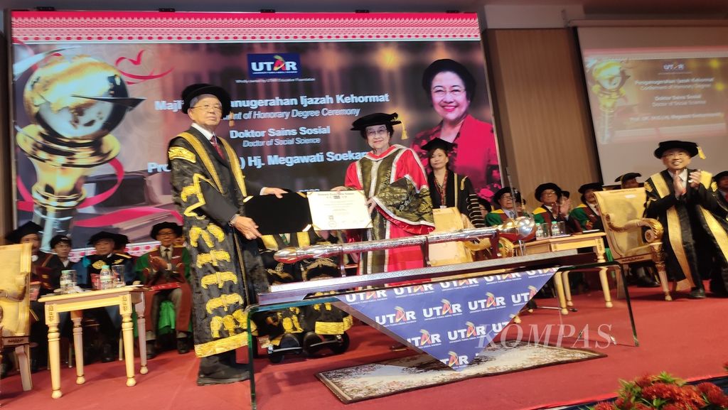 Penganugerahan gelar doktor kehormatan dari Universiti Tunku Abdul Rahman, Selangor, Malaysia, kepada Presiden kelima RI Megawati Soekarnoputri, Senin (2/10/2023), di Selangor, Malaysia.