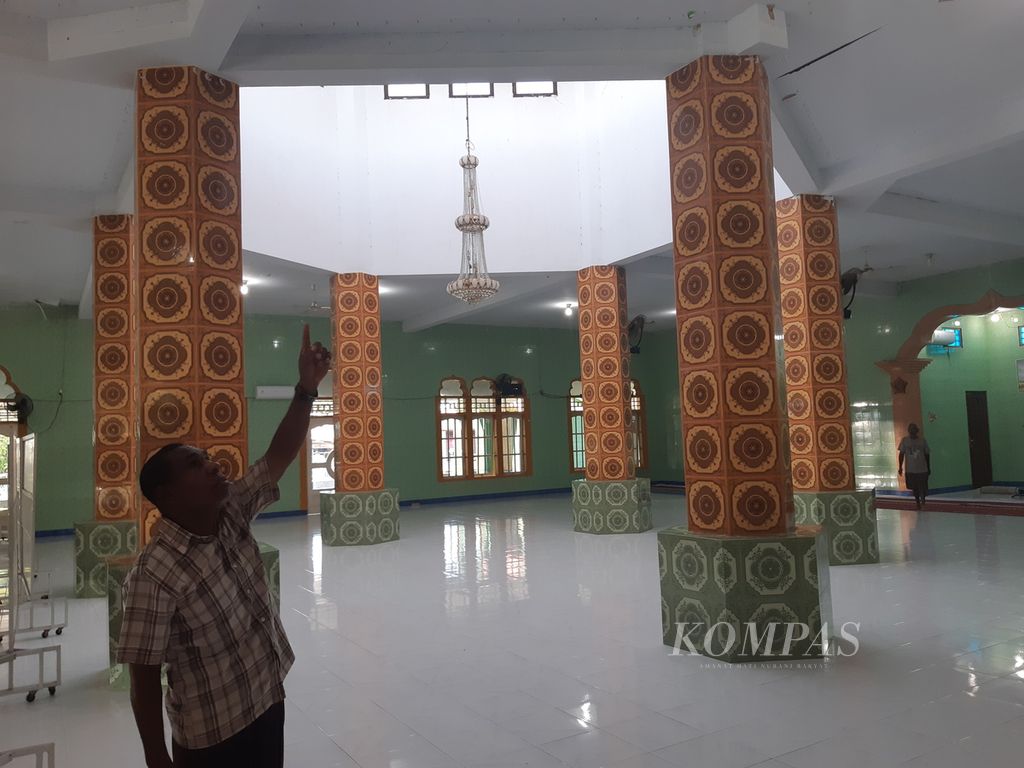 Suasana di dalam Masjid Jami. Masjid dengan daya tampung jemaah mencapai 1.500 orang. 