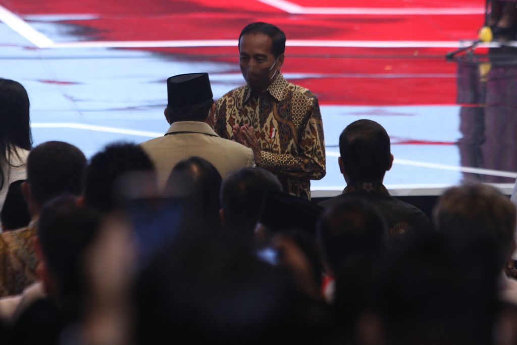 Presiden RI Joko Widodo (kanan) memberi salam kepada Menteri Pertahanan RI Prabowo Subianto (kiri) saat acara perayaan HUT Ke-8 Partai Perindo di iNews Tower, Menteng, Jakarta Pusat, Senin (7/11/2022). Presiden Jokowi menghadiri perayaan Hari Ulang Tahun (HUT) Ke-8 Partai Perindo. Dalam pidatonya, ia menekankan rivalitas antarpartai yang sehat dalam menyambut tahun politik. Selain itu, Presiden Jokowi juga mengutip survei Litbang <i>Kompas </i>mengenai elektabilitas Partai Perindo yang mencapai angka 4,5 persen dan melampaui tiga partai yang memiliki kursi di parlemen. 