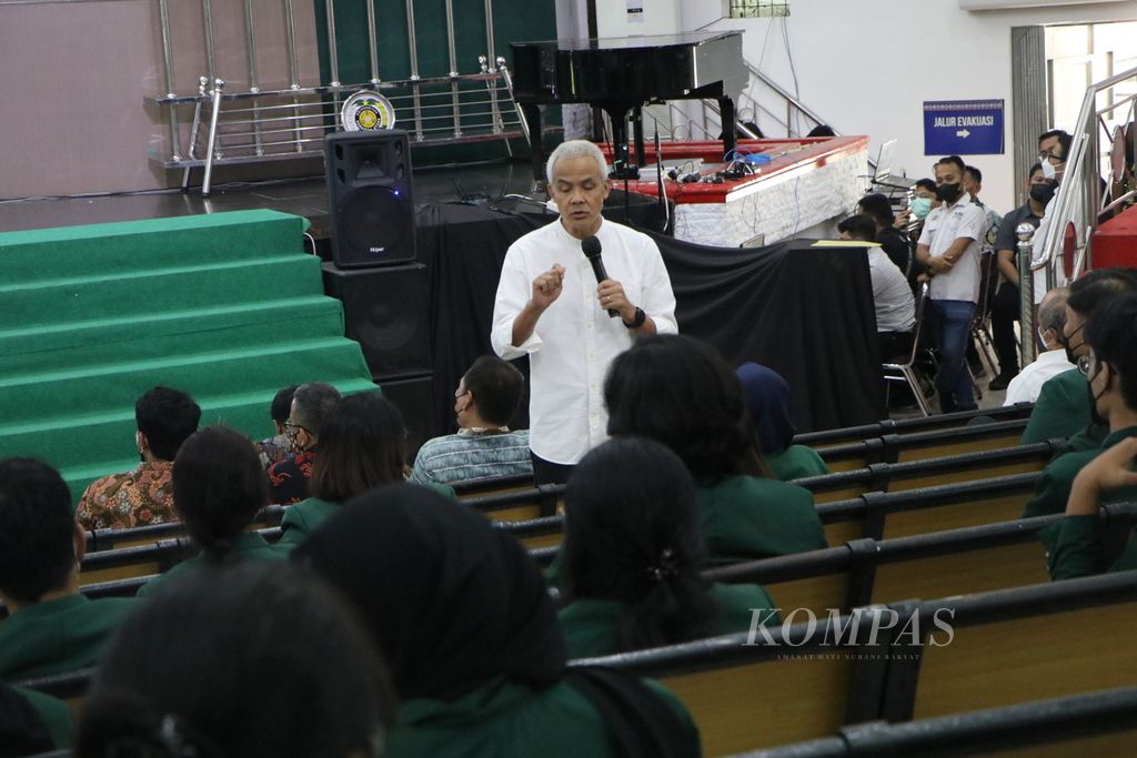 Gubernur Jawa Tengah Ganjar Pranowo memberikan kuliah umum di Auditorium Universitas Sumatera Utara, Medan, Jumat (8/4/2022). Ganjar bersafari ke Sumut dan bertemu sejumlah tokoh masyarakat dan kepala daerah. 