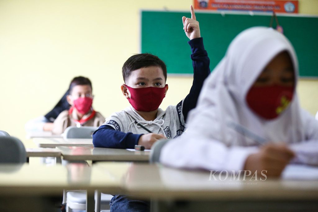 Para calon siswa sekolah dasar mengikuti tes seleksi masuk di SD Negeri 03 Petukangan Selatan, Jakarta Selatan, Rabu (15/7/2020). 