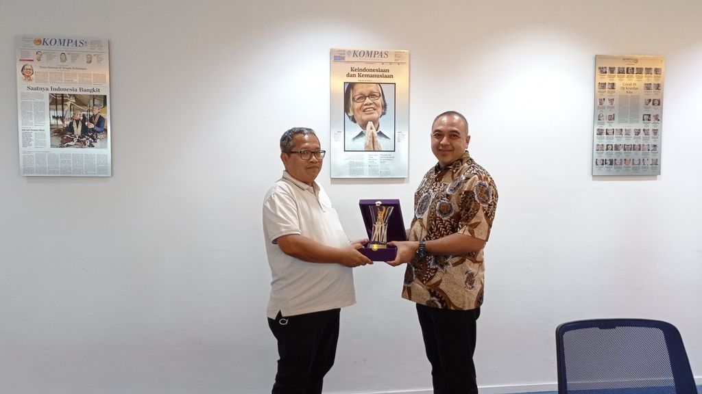 Wakil Pemimpin Redaksi Harian Kompas P Tri Agung Kristanto menerima tanda mata dari Bupati Tangerang Ahmed Zaki Iskandar seusai kunjungan ke redaksi di Jakarta, Jumat (2/9/2022).