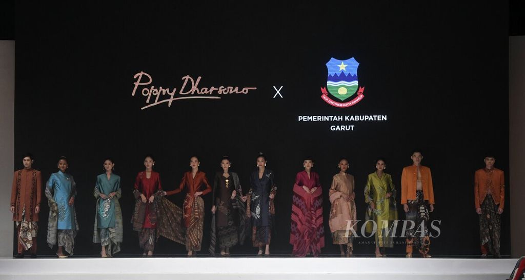 Model membawakan busana koleksi Poppy Dharsono x Pemerintah Kabupaten Garut yang mengangkat kreasi dari tenun sutra dan batik Garutan dalam Indonesia Fashion Week (IFW) 2023 di Jakarta Convention Center, Jakarta. 