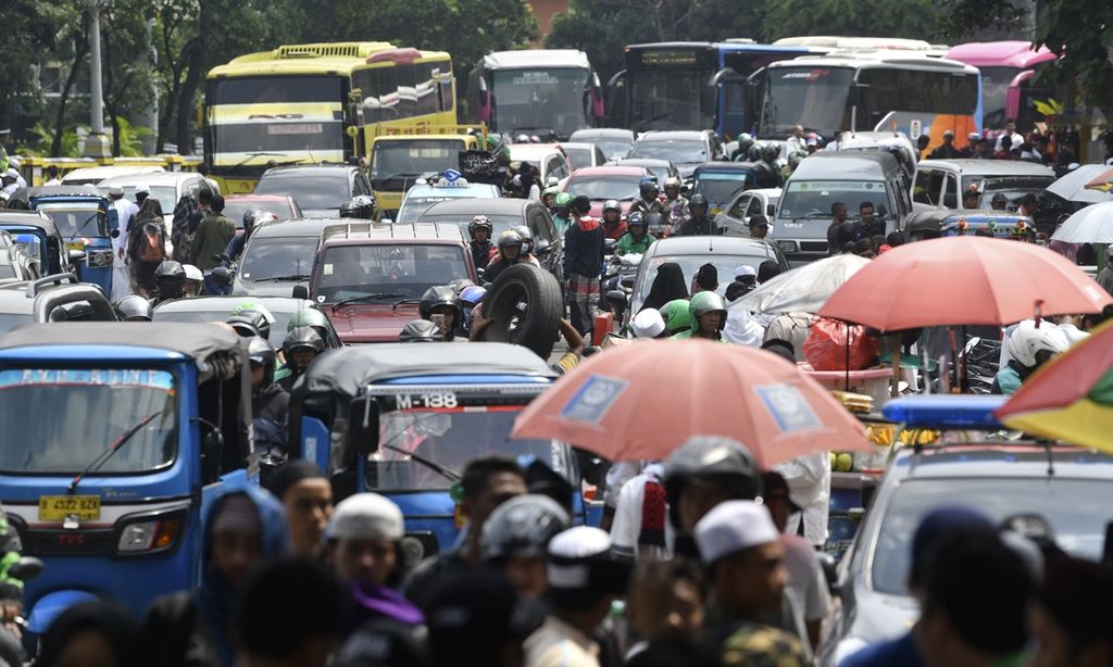 Kepadatan kendaraan di Jalan Juanda, Jakarta Pusat, setelah berakhirnya reuni 212 yang digelar di kawasan Monumen Nasional, Jakarta, Senin (2/12/2019). Acara yang berlangsung sejak Senin dini hari tersebut berjalan lancar.