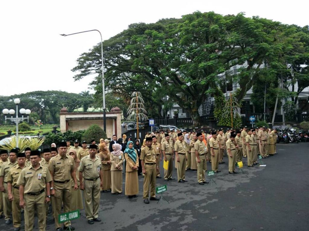 Aparatur sipil negara di Pemerintah Kota Malang, Jawa Timur.