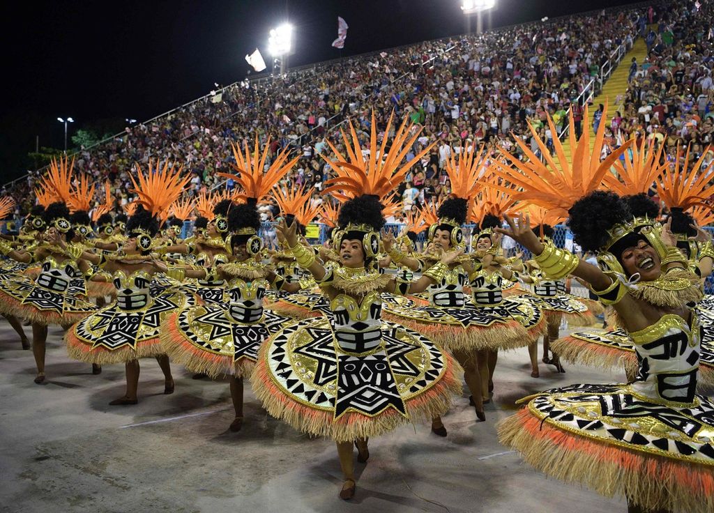 Siswa sekola samba Salgueiro tampil pada malam pertama karnaval di Sambadrome Marques de Sapucai di Rio de Janeiro pada Jumat (22/4/2022).